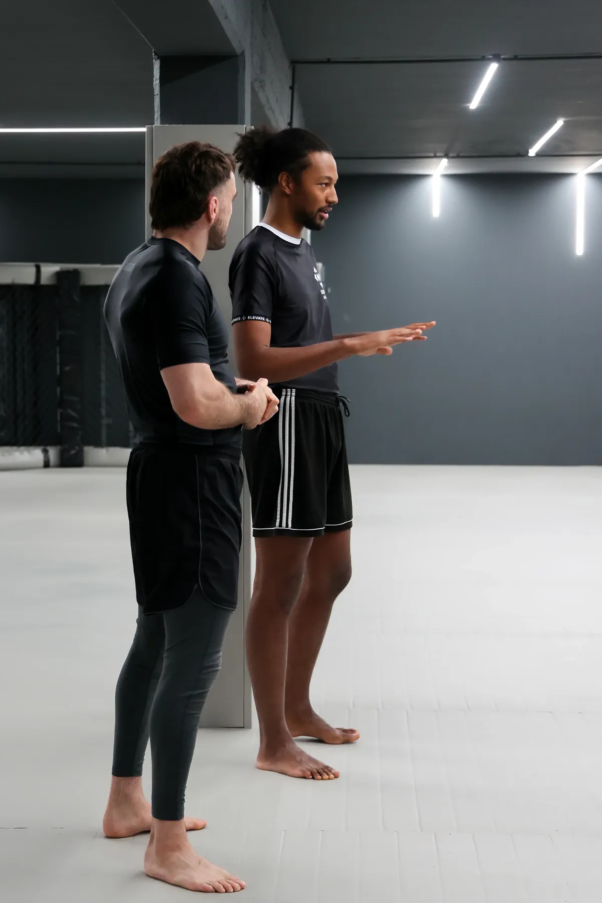 BJJ Training in München-Westend – Belami Osinski erklärt eine Position bei Elevate Jiu Jitsu