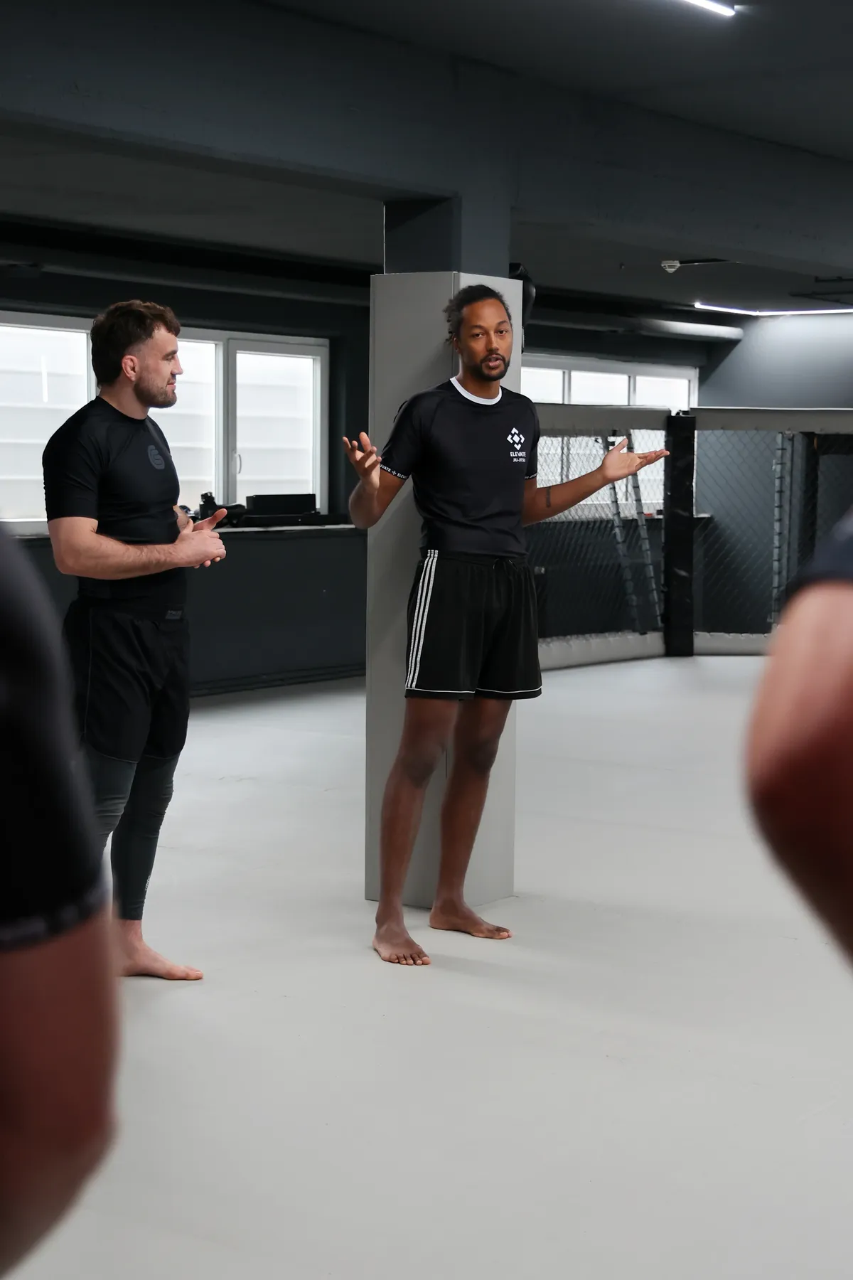 Belami Osinski erklärt eine Brazilian Jiu Jitsu Position im NoGi-Training