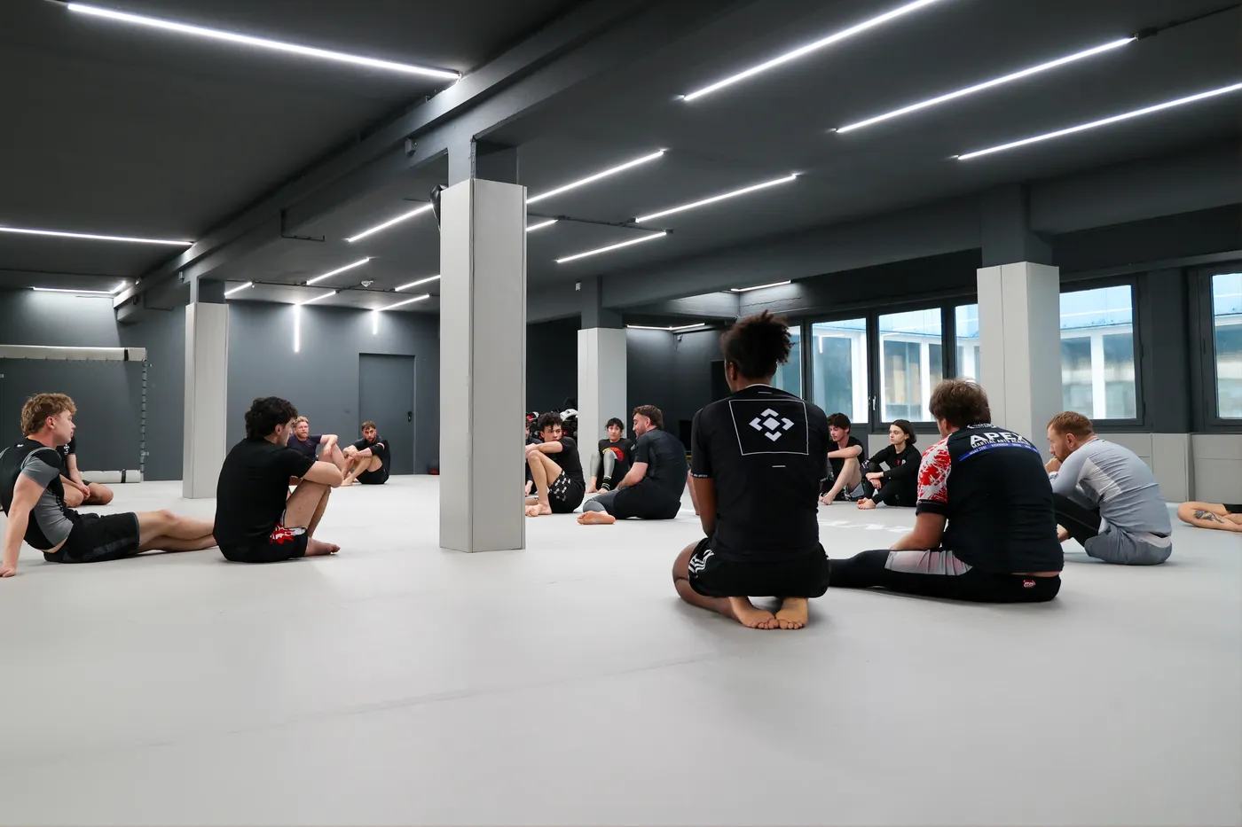 BJJ-Gruppe bei Elevate Jiu Jitsu München im Austausch nach dem Training