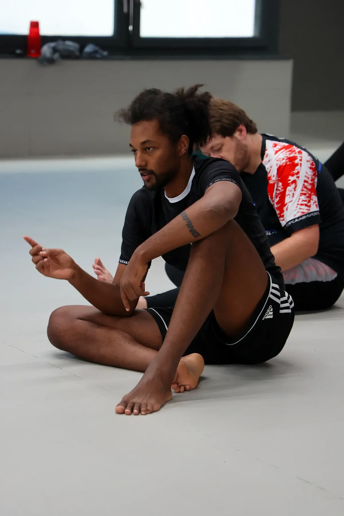 BJJ-Trainer Belami erklärt eine Technik im NoGi-Training bei Elevate